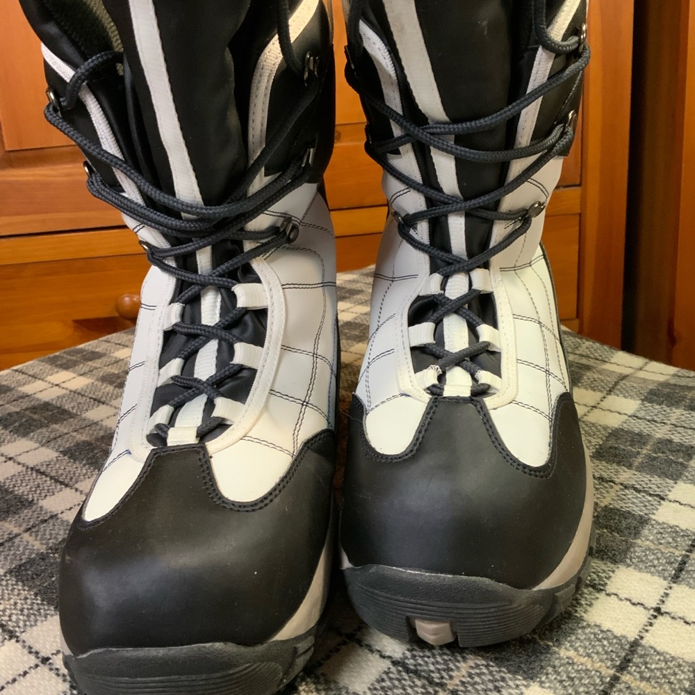 Bass White and Black Waterproof Snow Boots - Picture 2 of 4